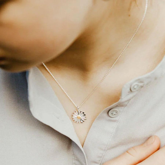 Reeves and Reeves Daisy Pendant Necklace